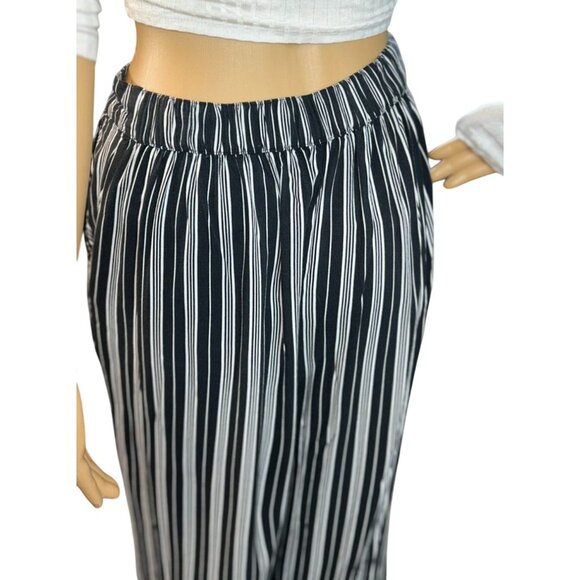 (5 for $25) Hollister Wide Leg Cropped Pants in Black/White Stripe - Small - Picture 3 of 5